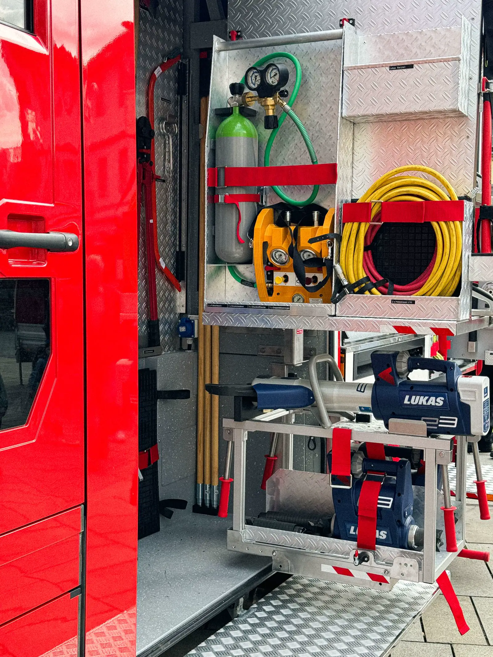 Equipamiento de un camión de bomberos: mangueras, equipos de rescate y cilindros